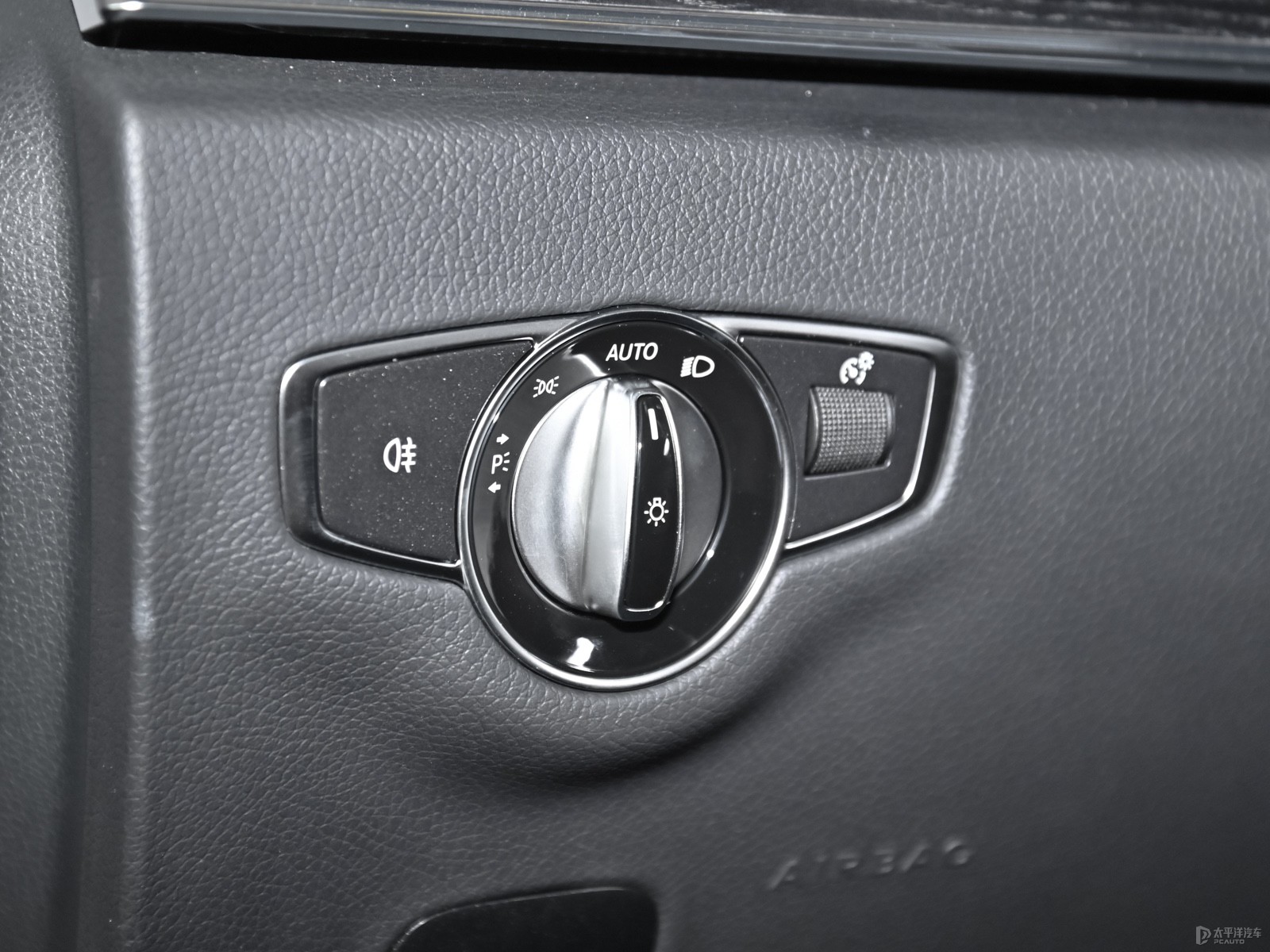 奔驰E级(进口) 2021款 E 260 轿跑车内饰 融合科技与奢华的移动生活空间